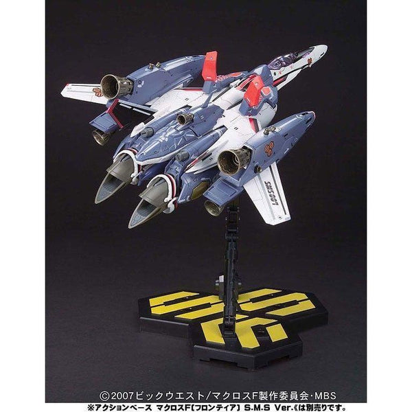 Bandai 1/72 VF-25F Super Messiah Valkyrie Alto Custom fighter mode on action base