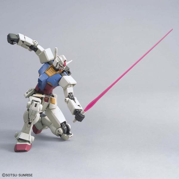 Bandai 1/144 HG RX-78-2 Gundam (Beyond Global) kneeling