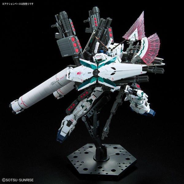Bandai 1/144 RG Full Armour Unicorn Gundam fight pose 2