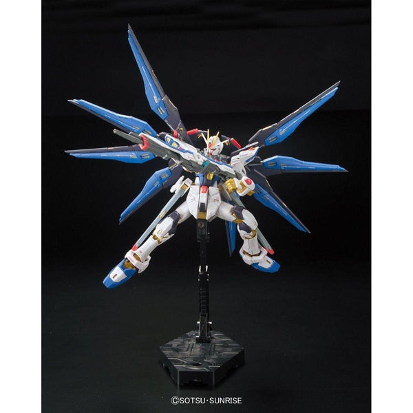 Bandai 1/144 RG Strike Freedom Gundam Z.A.F.T. Mobile Suit ZGMF-X20A action pose 6