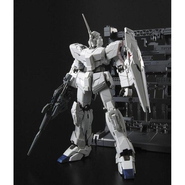 Bandai 1/100 MG Unicorn Gundam (HD Col/MS Cage) front on pose
