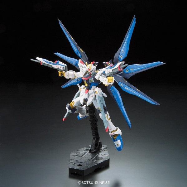Bandai 1/144 RG Strike Freedom Gundam Z.A.F.T. Mobile Suit ZGMF-X20A action pose