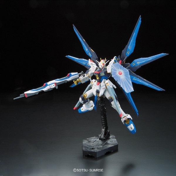 Bandai 1/144 RG Strike Freedom Gundam Z.A.F.T. Mobile Suit ZGMF-X20A action pose 4