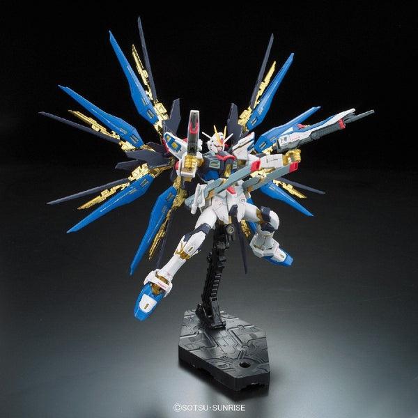 Bandai 1/144 RG Strike Freedom Gundam Z.A.F.T. Mobile Suit ZGMF-X20A action pose 5